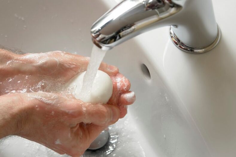 mencuci tangan dengan sabun untuk mengelakkan cacing